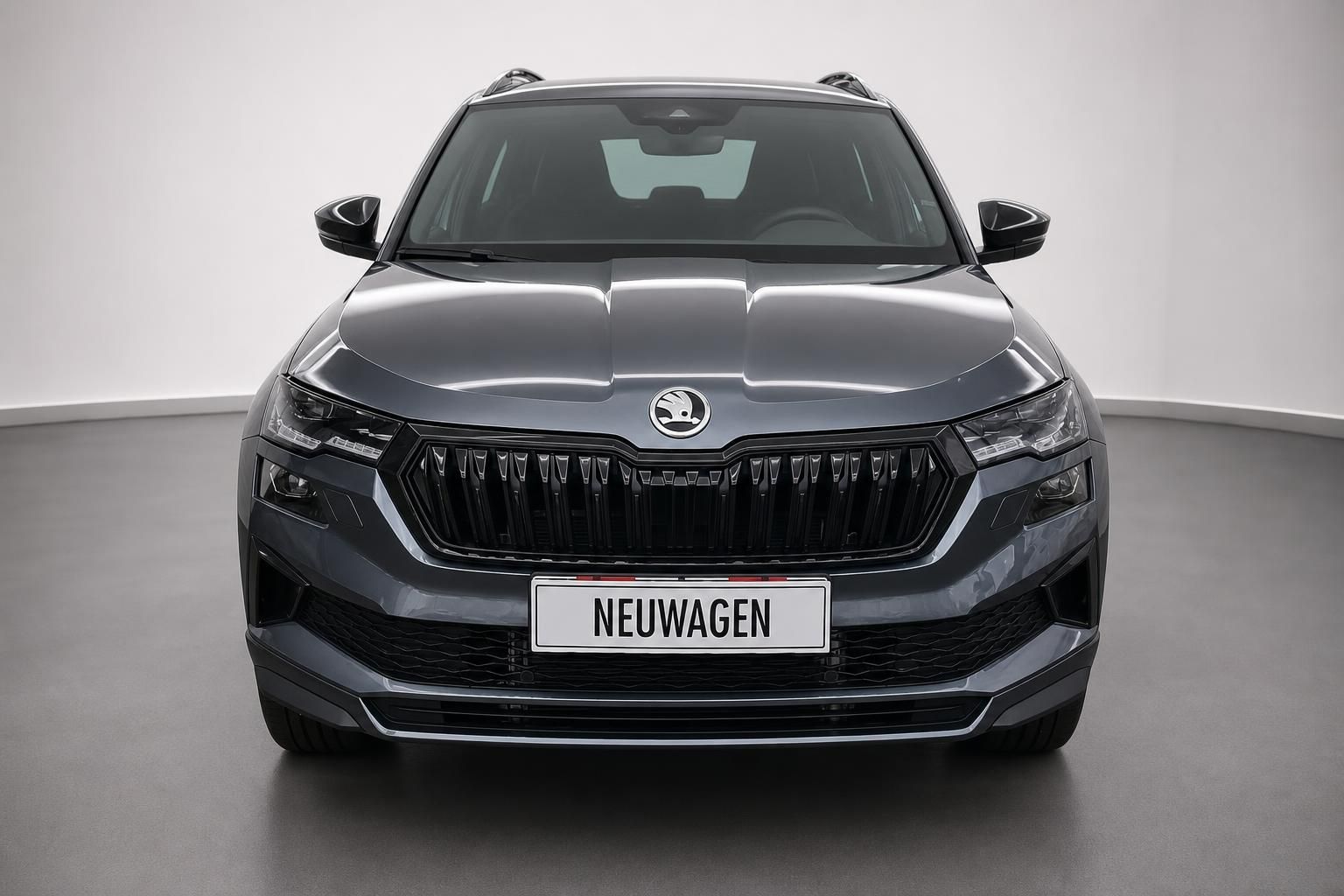 Skoda Karoq grau, Frontalansicht mit Kuehlergrill im Studio