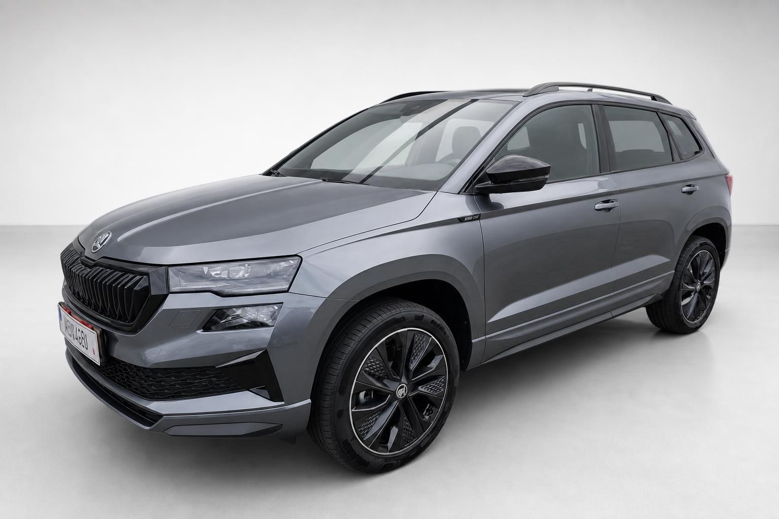 Skoda Karoq SUV in Grau, Frontansicht schraeg im Studio