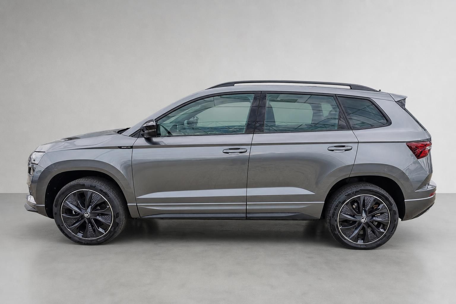 Skoda Karoq Sportline grau, Seitenansicht im Studio