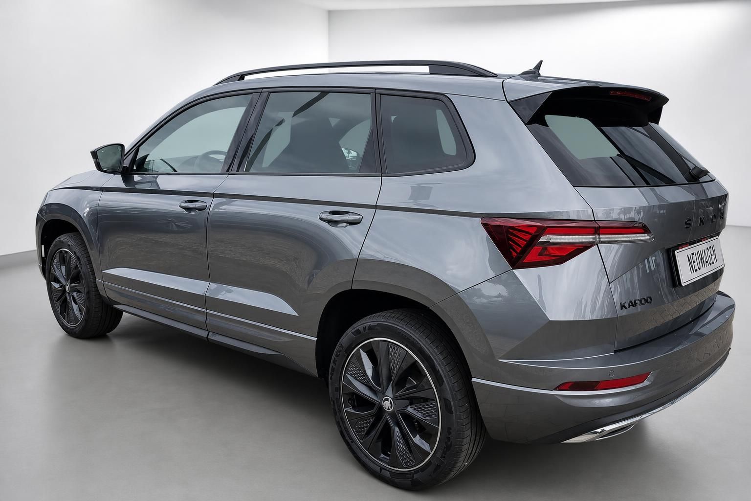 Skoda Karoq grau, Heckansicht schraeg im Studio