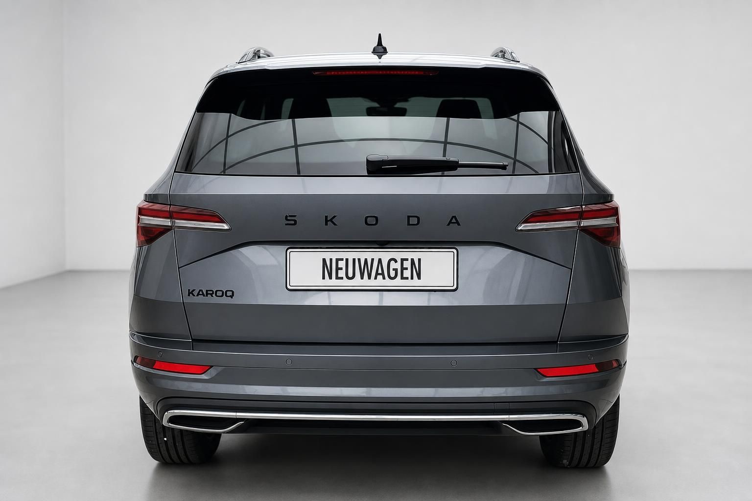 Skoda Karoq grau, direkte Heckansicht mit Kennzeichen Neuwagen