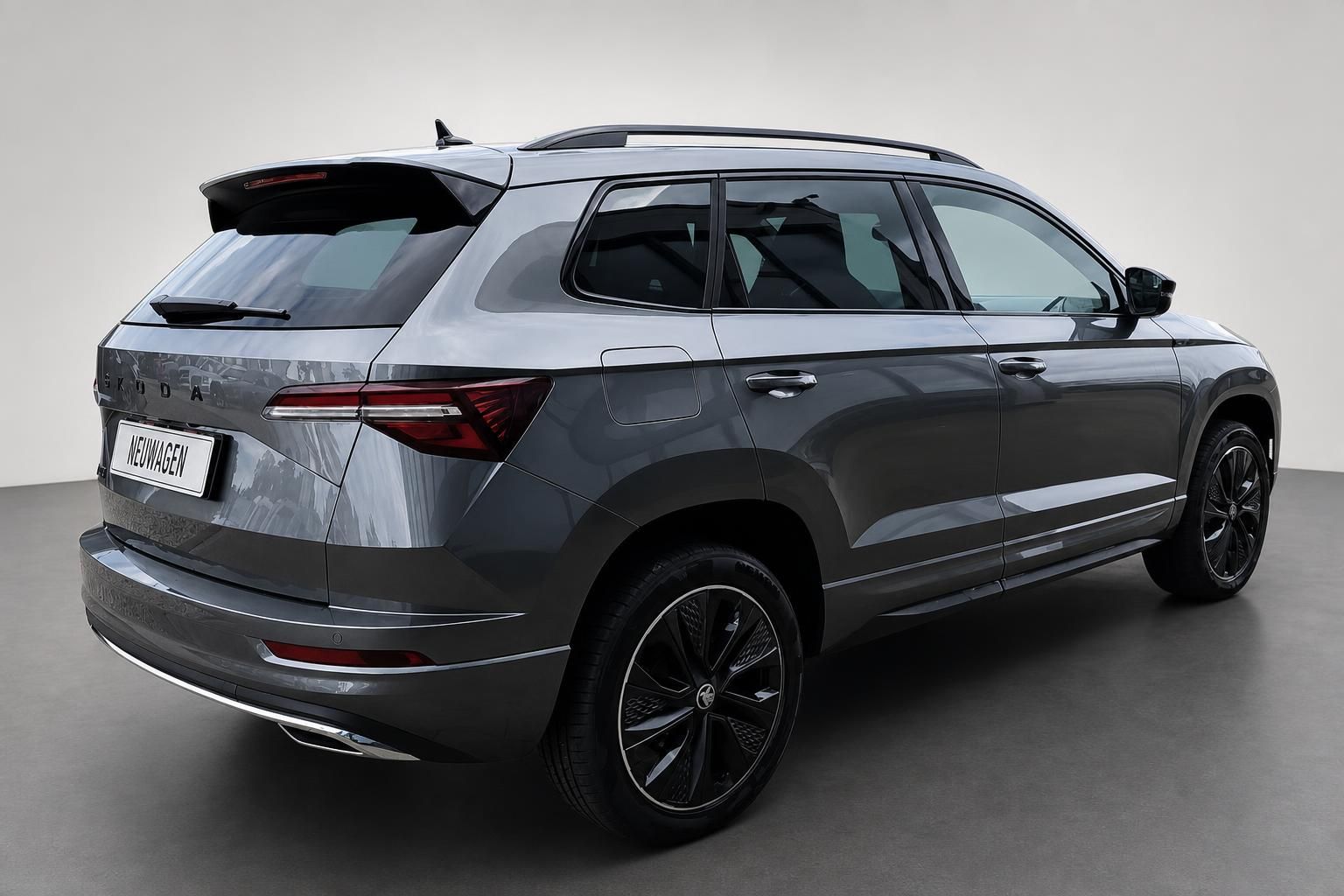 Skoda Karoq SUV in Grau, Heckansicht schräg im Studio