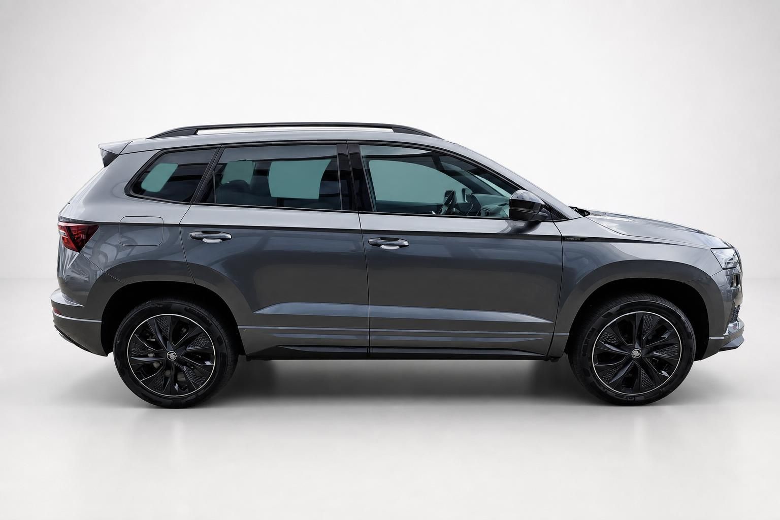 Skoda Karoq grau, Seitenansicht des SUV im Profil