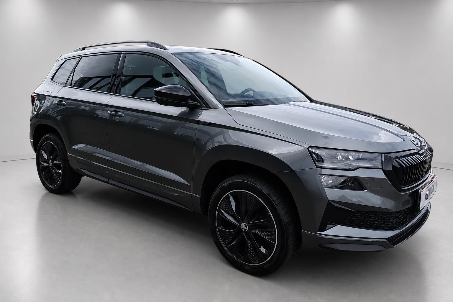 Skoda Karoq grau, Frontansicht schräg mit Alufelgen