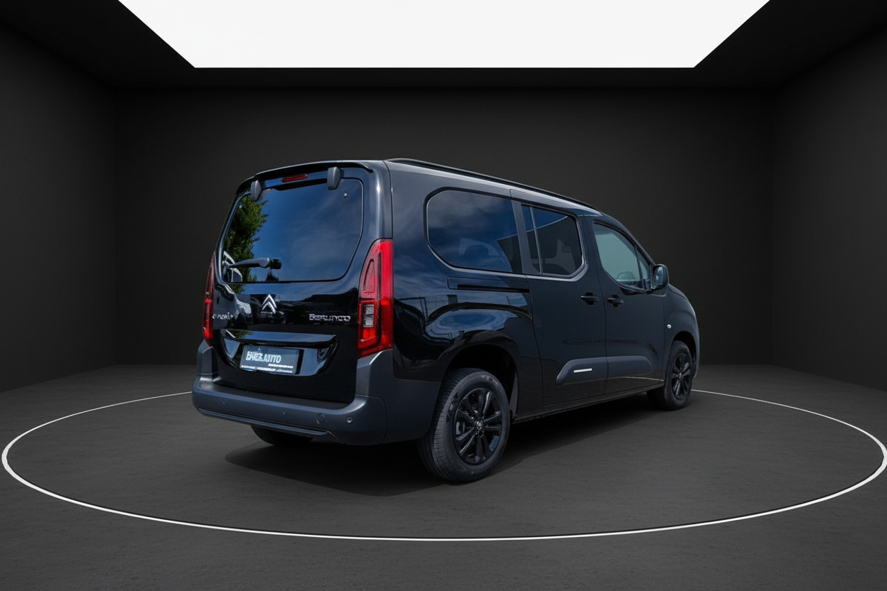 Citroën Berlingo in Dunkelblau – Heckansicht im Fotostudio