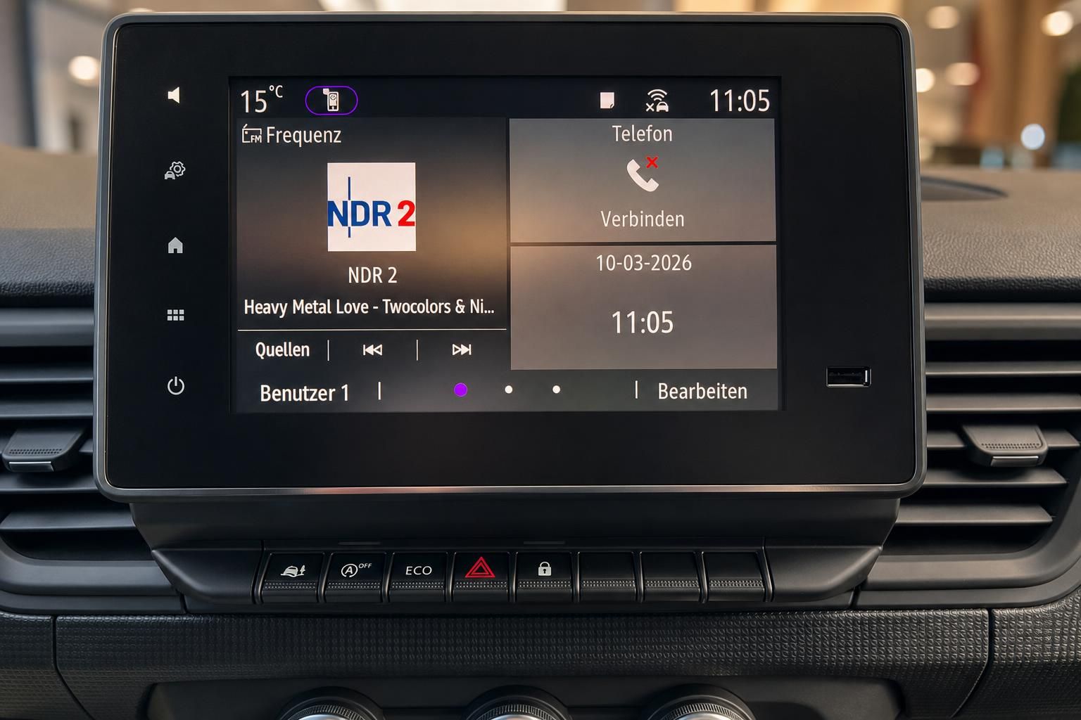 Fahrzeug Infotainment-System mit NDR 2 Radio und Telefon-Funktion auf Touchscreen