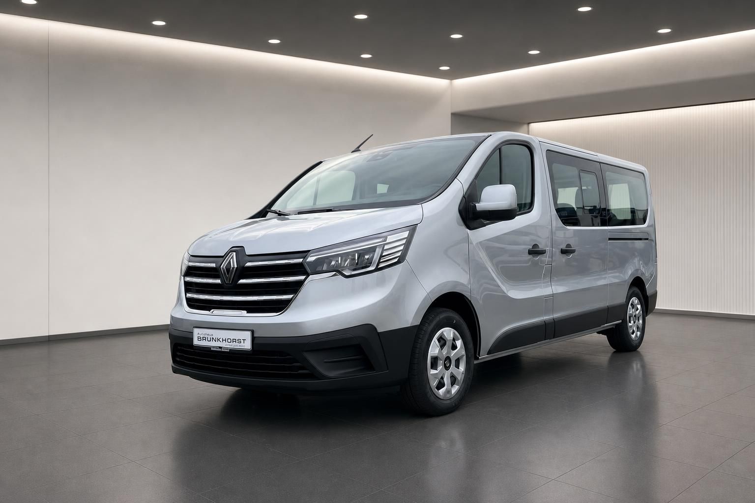 Renault Trafic Combi silber - Seitenansicht des 9-Sitzer Transporters im modernen Showroom