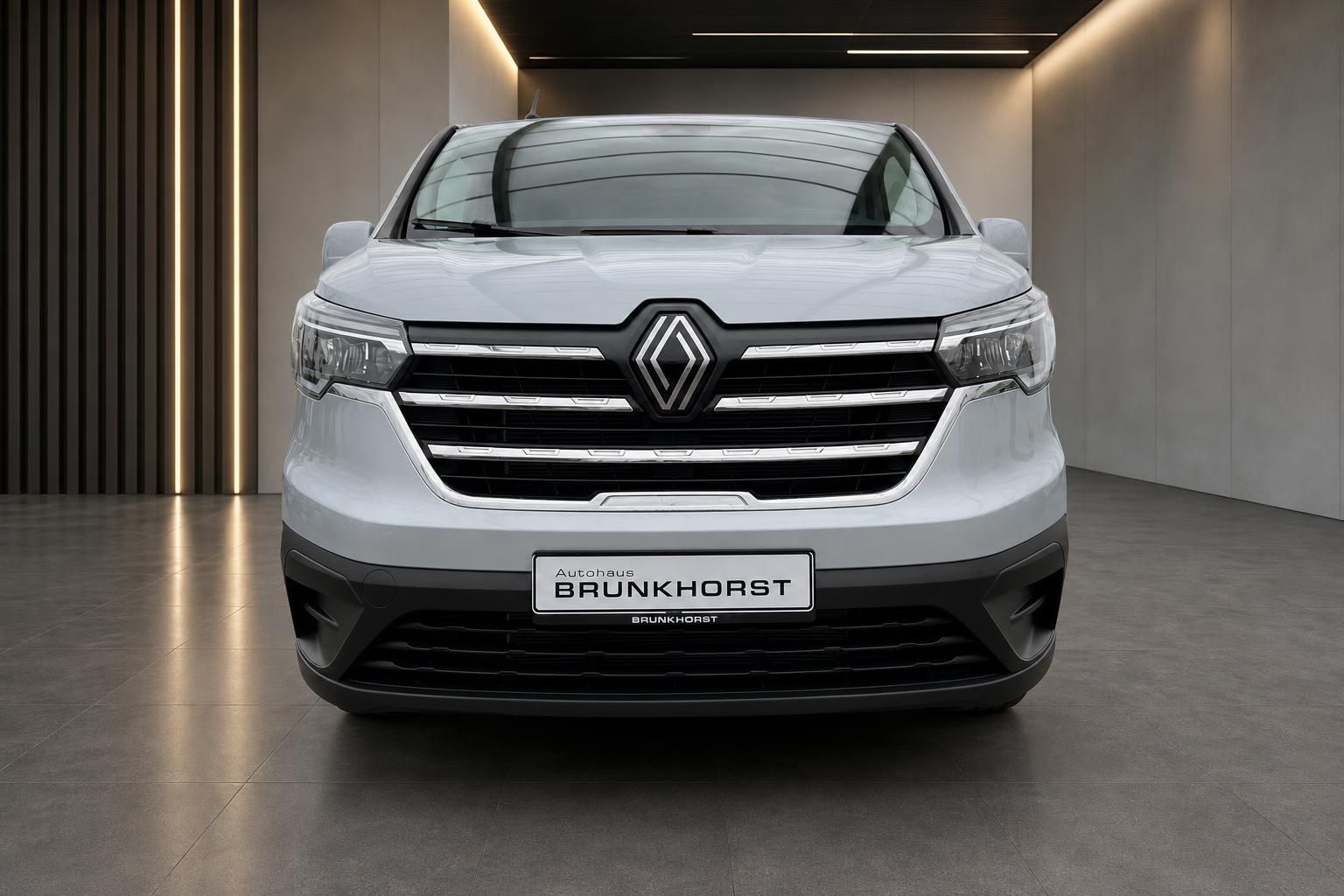 Renault Trafic Combi silber - Frontansicht mit Renault-Kühlergrill und LED-Scheinwerfern