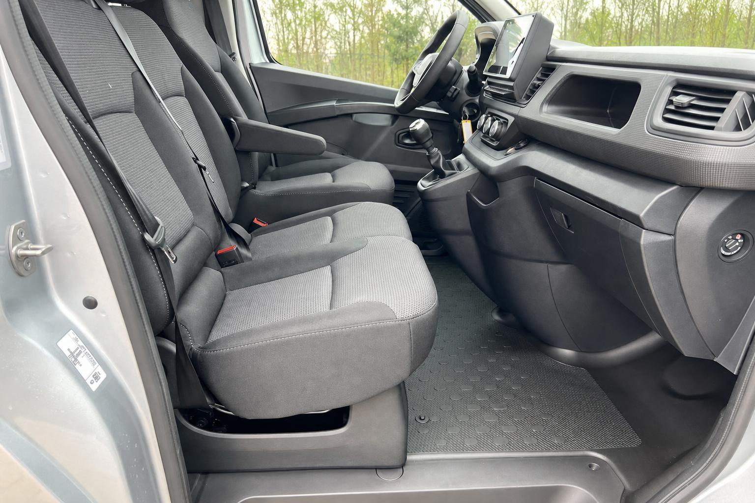 Van Fahrerkabine mit Doppelsitzen, Schaltgetriebe und modernem Dashboard-Design