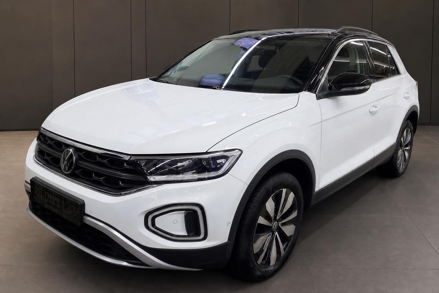 VW T-Roc weiß Frontansicht mit Panoramadach im Autohaus