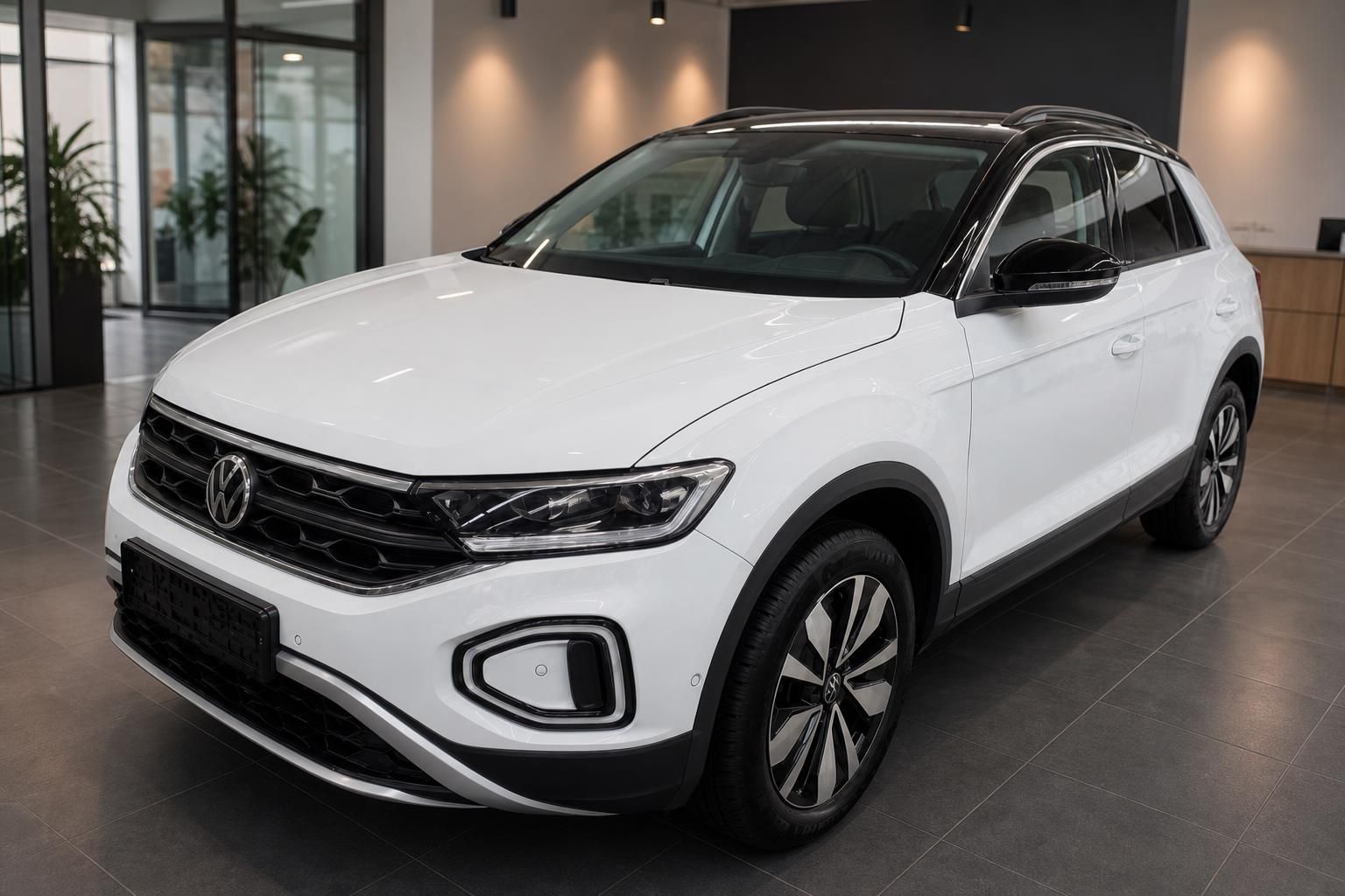 VW T-Roc weiß Seitenansicht schräg vorne im Autohaus