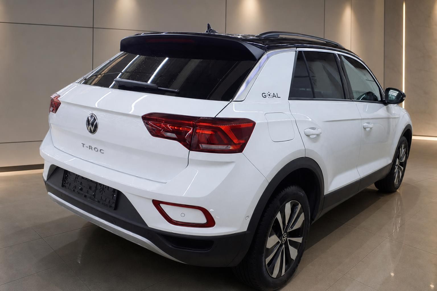 VW T-Roc weiß Heckansicht mit LED-Rückleuchten im Showroom