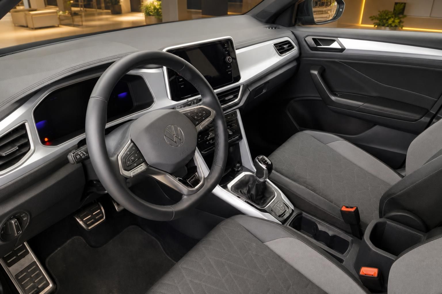 VW T-Roc Innenraum Cockpit mit Lenkrad und Digitaltacho