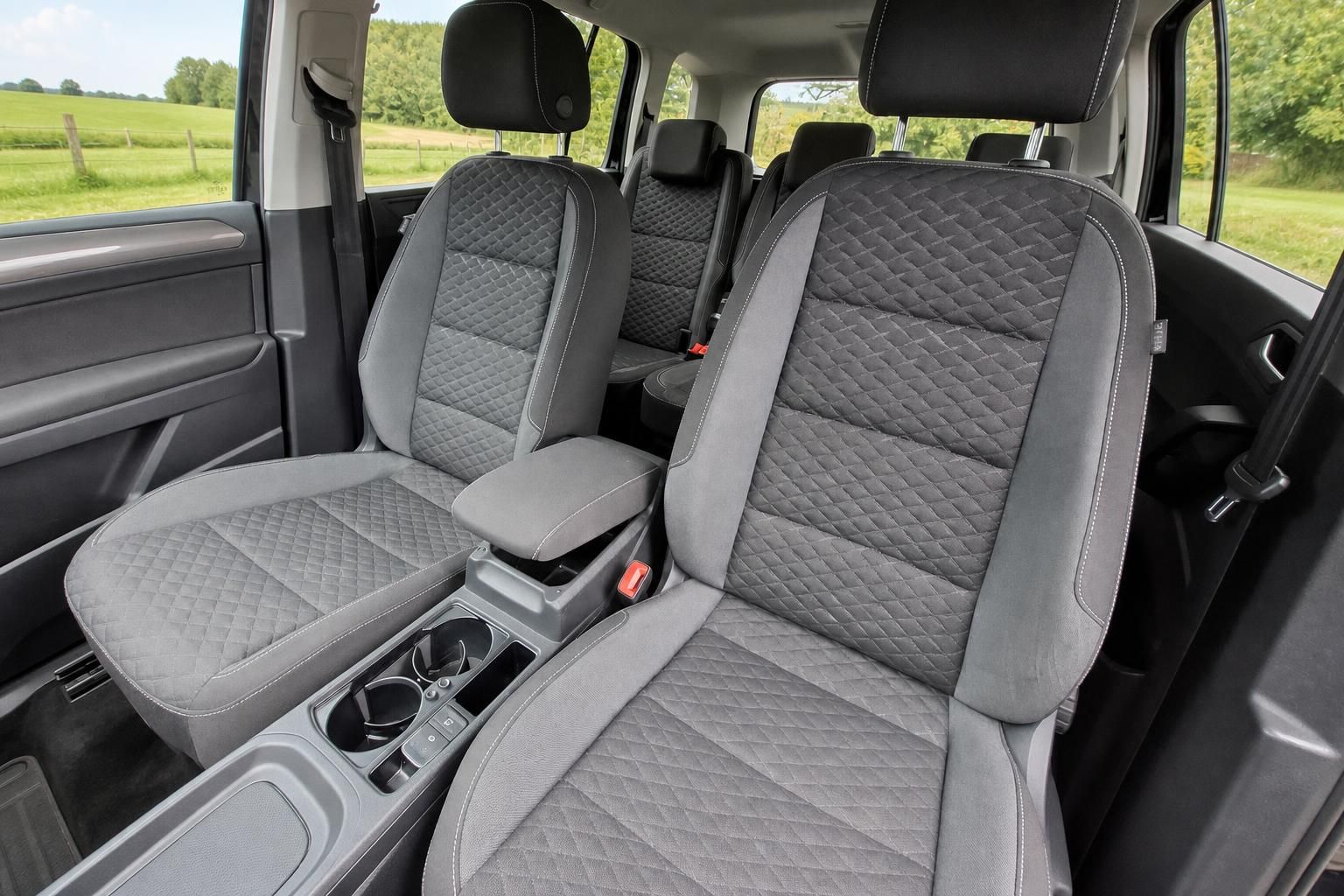 Volkswagen Touran Rücksitze - Zweite Sitzreihe mit grauer Alcantara-Ausstattung