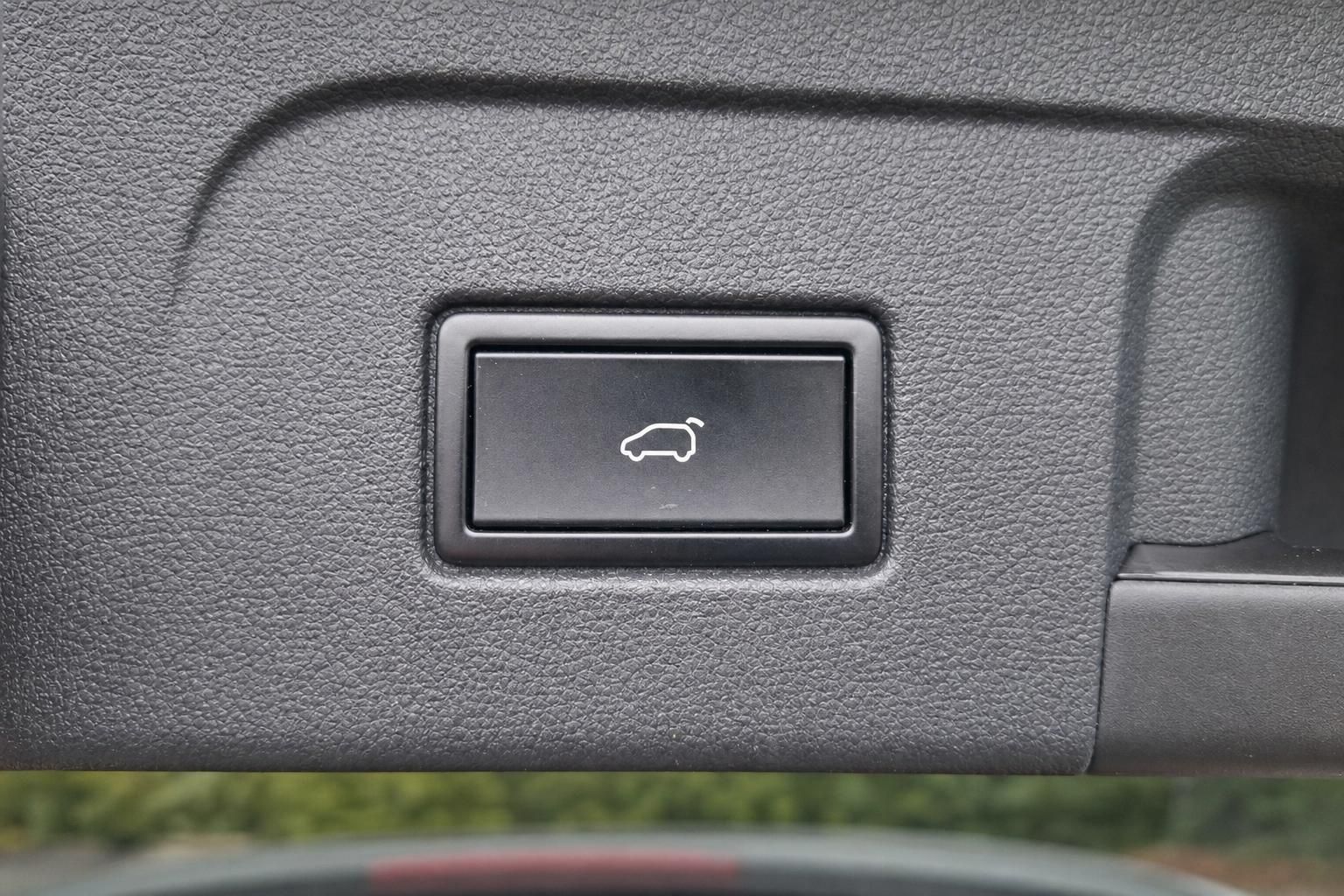 Kofferraum-Öffnungsschalter mit Fahrzeug-Symbol im grauen Innenraum