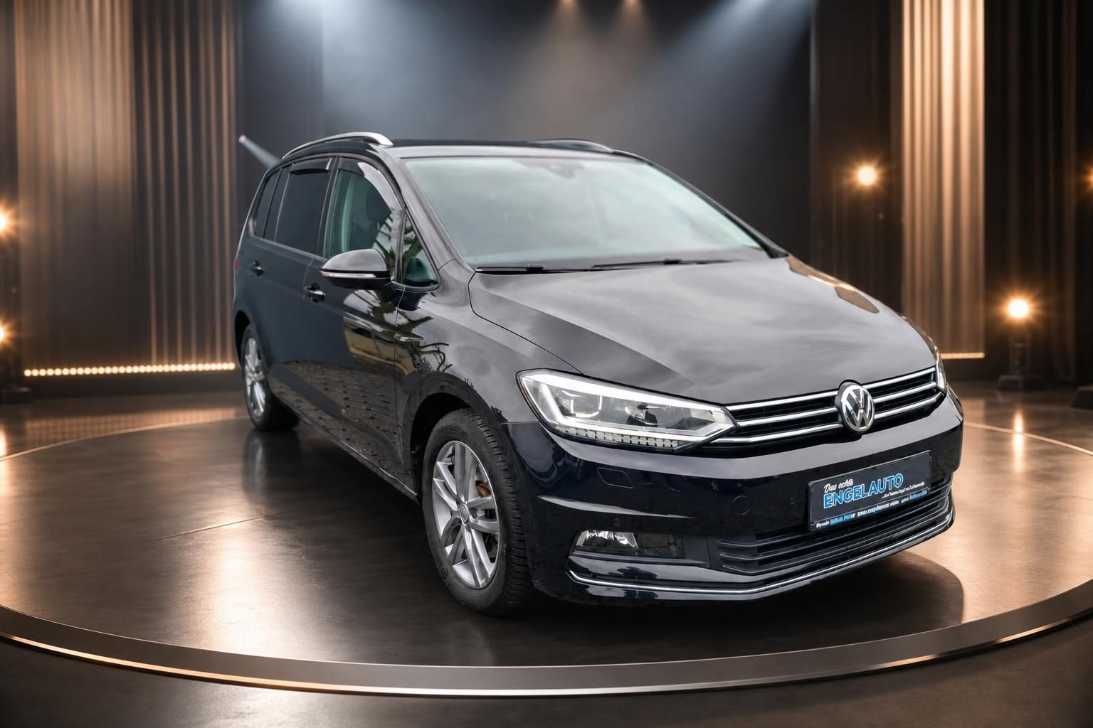 Volkswagen Touran in Schwarz - Frontansicht mit LED-Scheinwerfern und Panoramadach