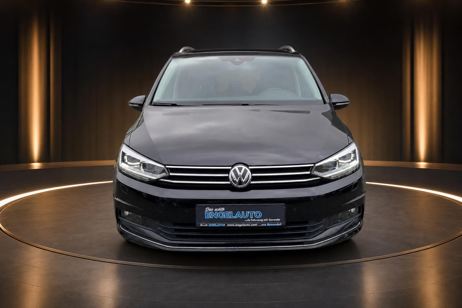 VW Touran Frontansicht in Schwarz mit Volkswagen-Logo und LED-Tagfahrlicht