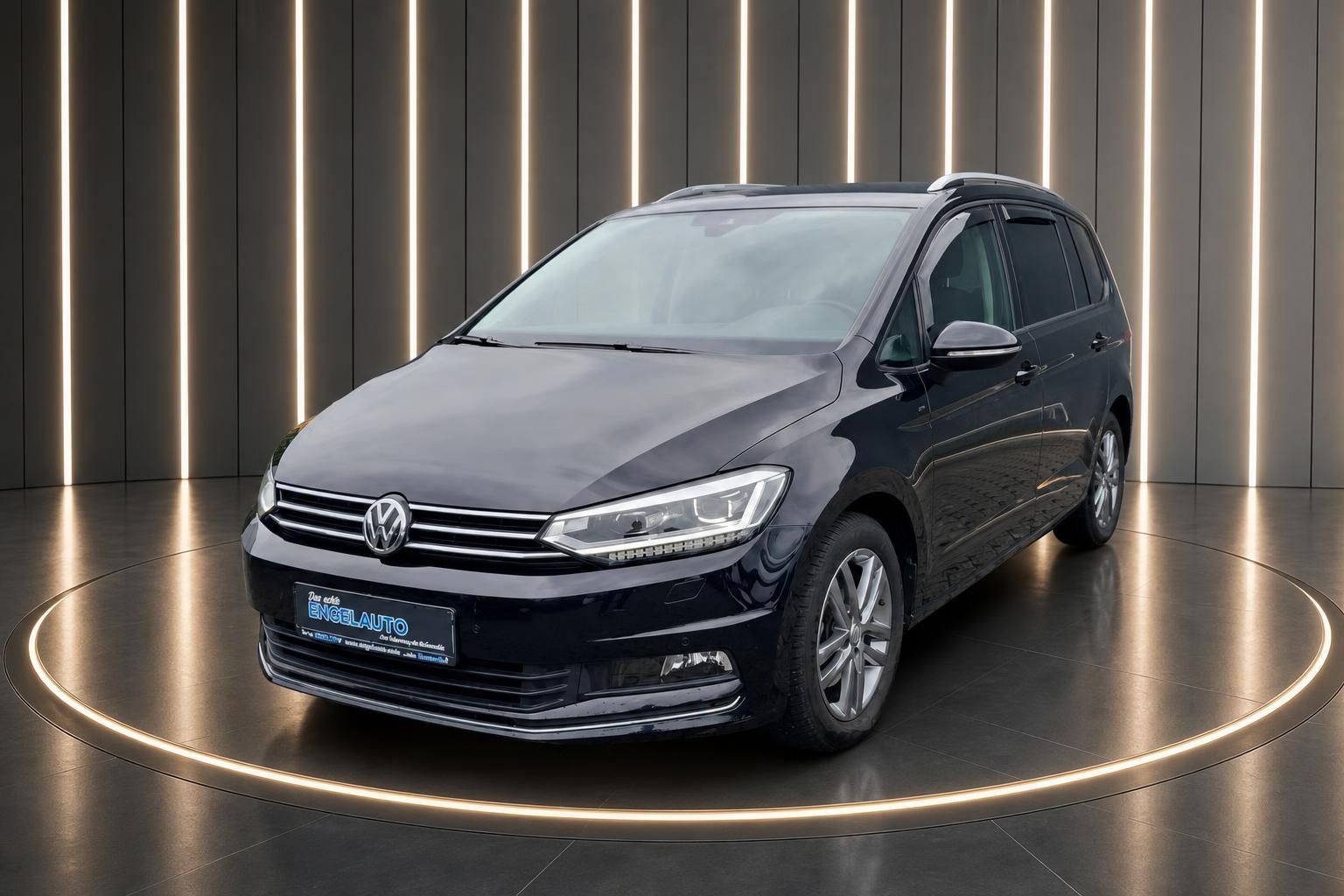 Schwarzer VW Touran Schrägansicht vorn mit modernem Design und Nebelscheinwerfern