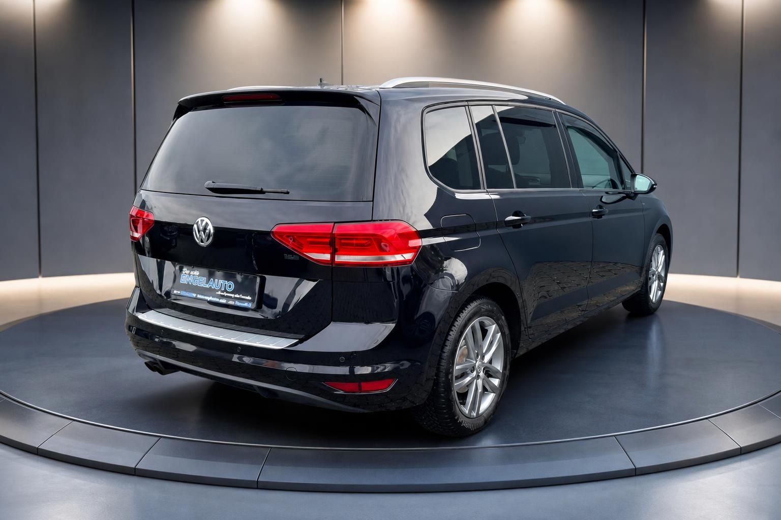 Volkswagen Touran Heckansicht schwarz mit roten Rückleuchten und VW-Emblem