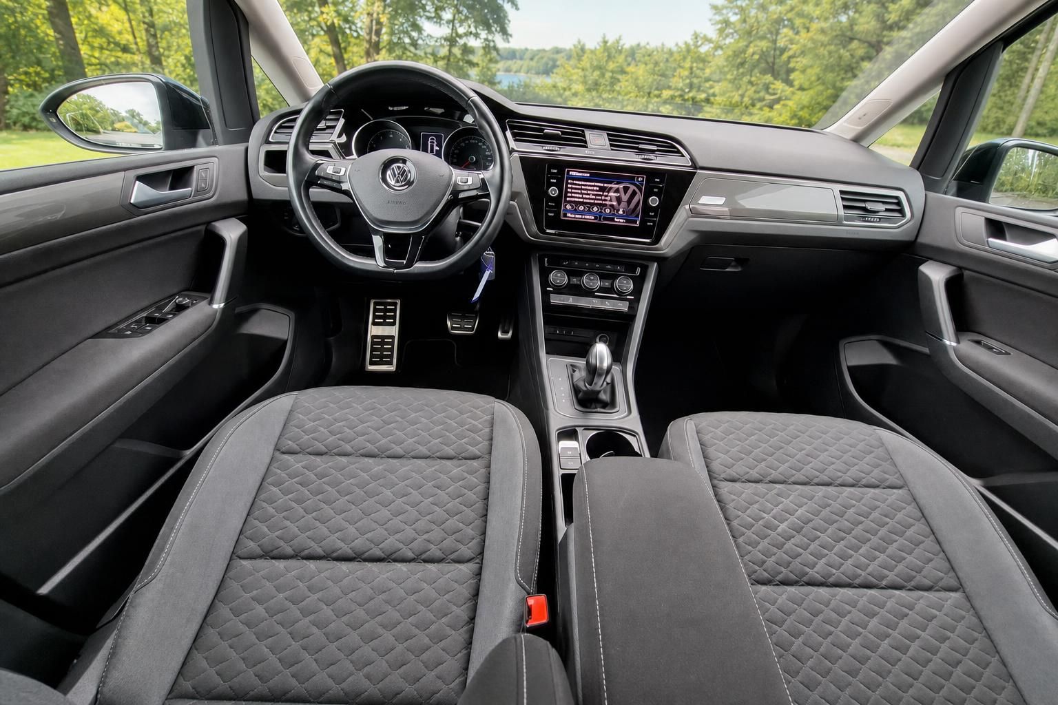 Volkswagen Touran Innenraum - Cockpit mit Navigationssystem und grauem Interieur