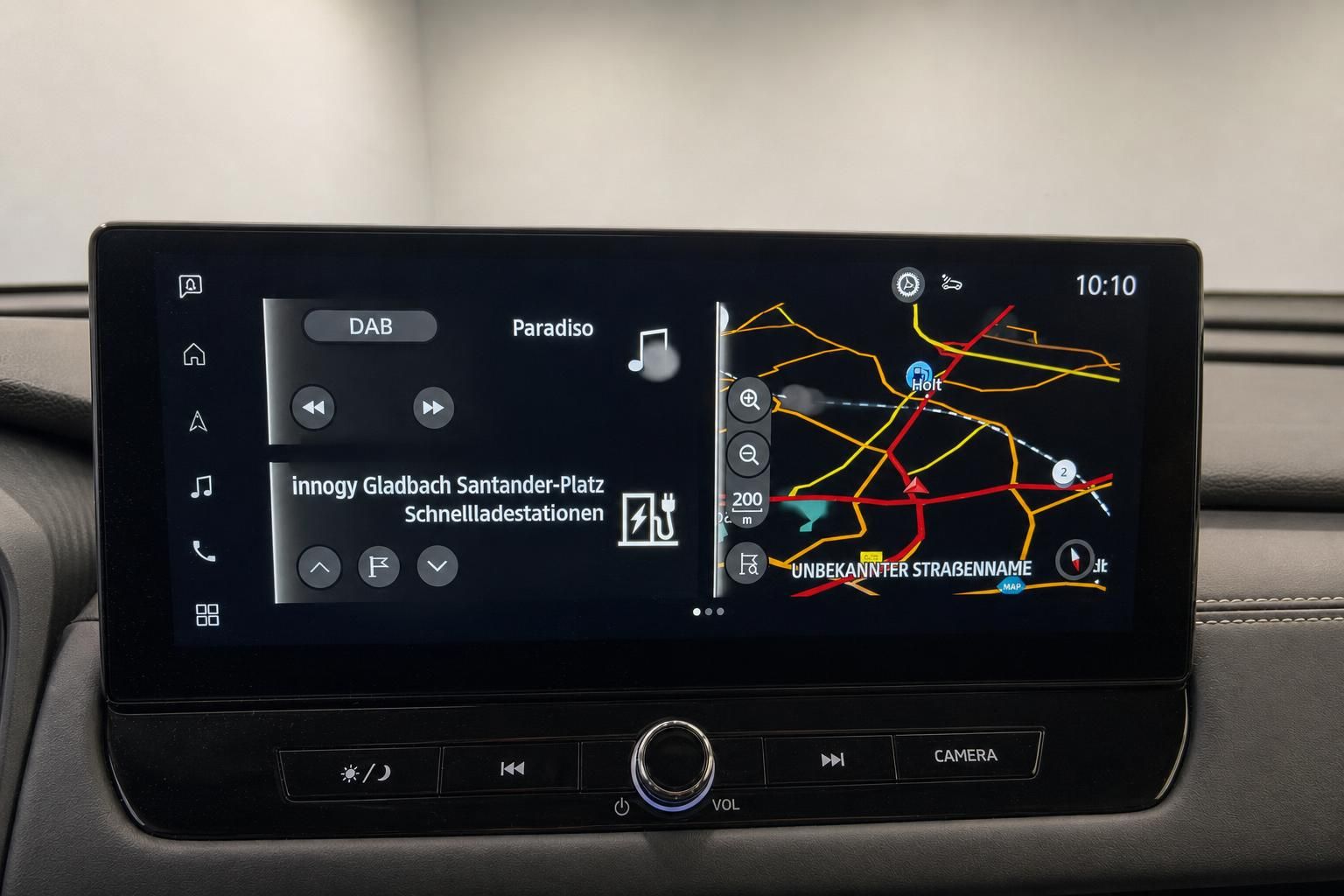Infotainment Bildschirm mit Navigation und Radio im Auto
