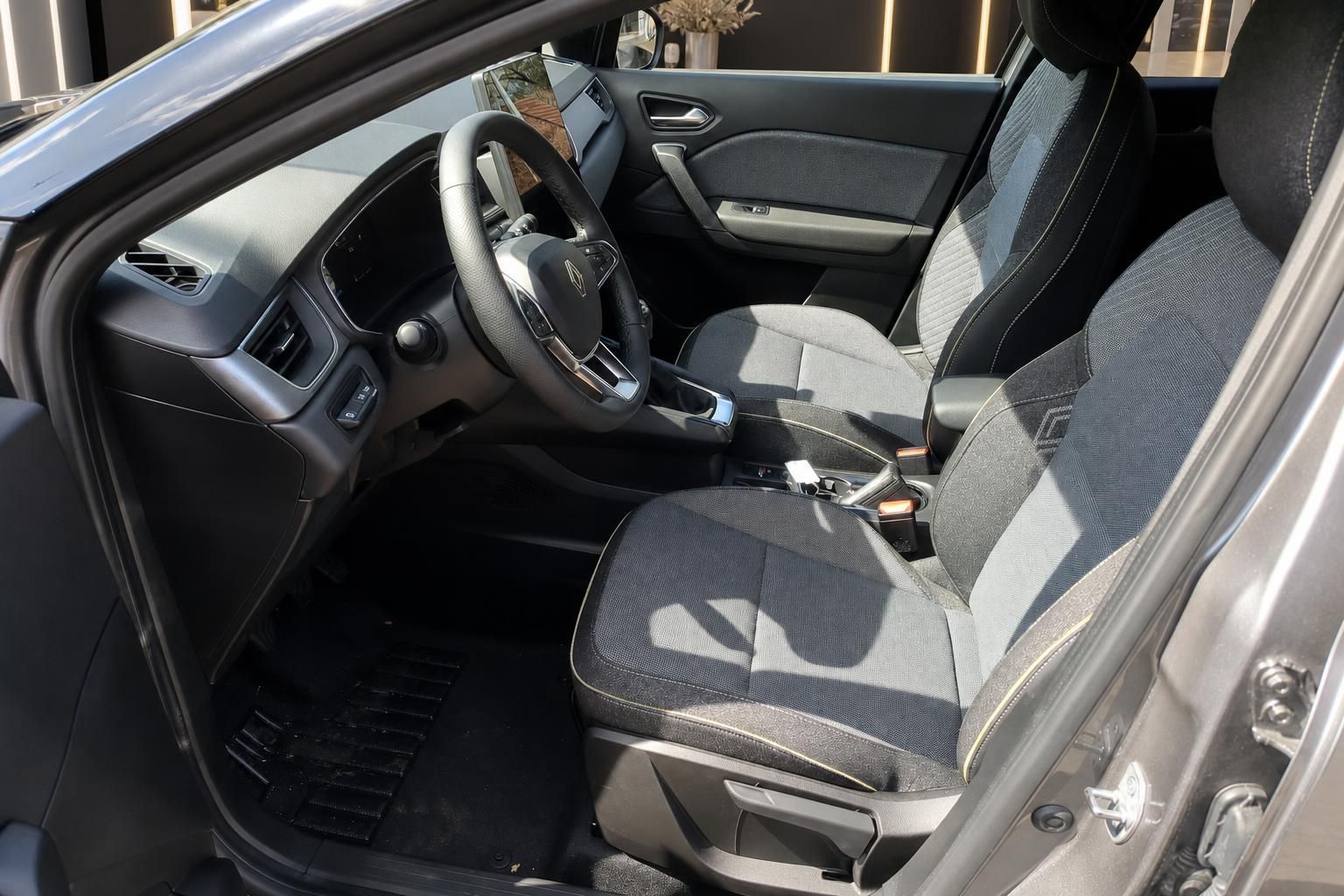 Renault Captur Innenraum mit Fahrersitz und Cockpit in grau-schwarzer Ausstattung