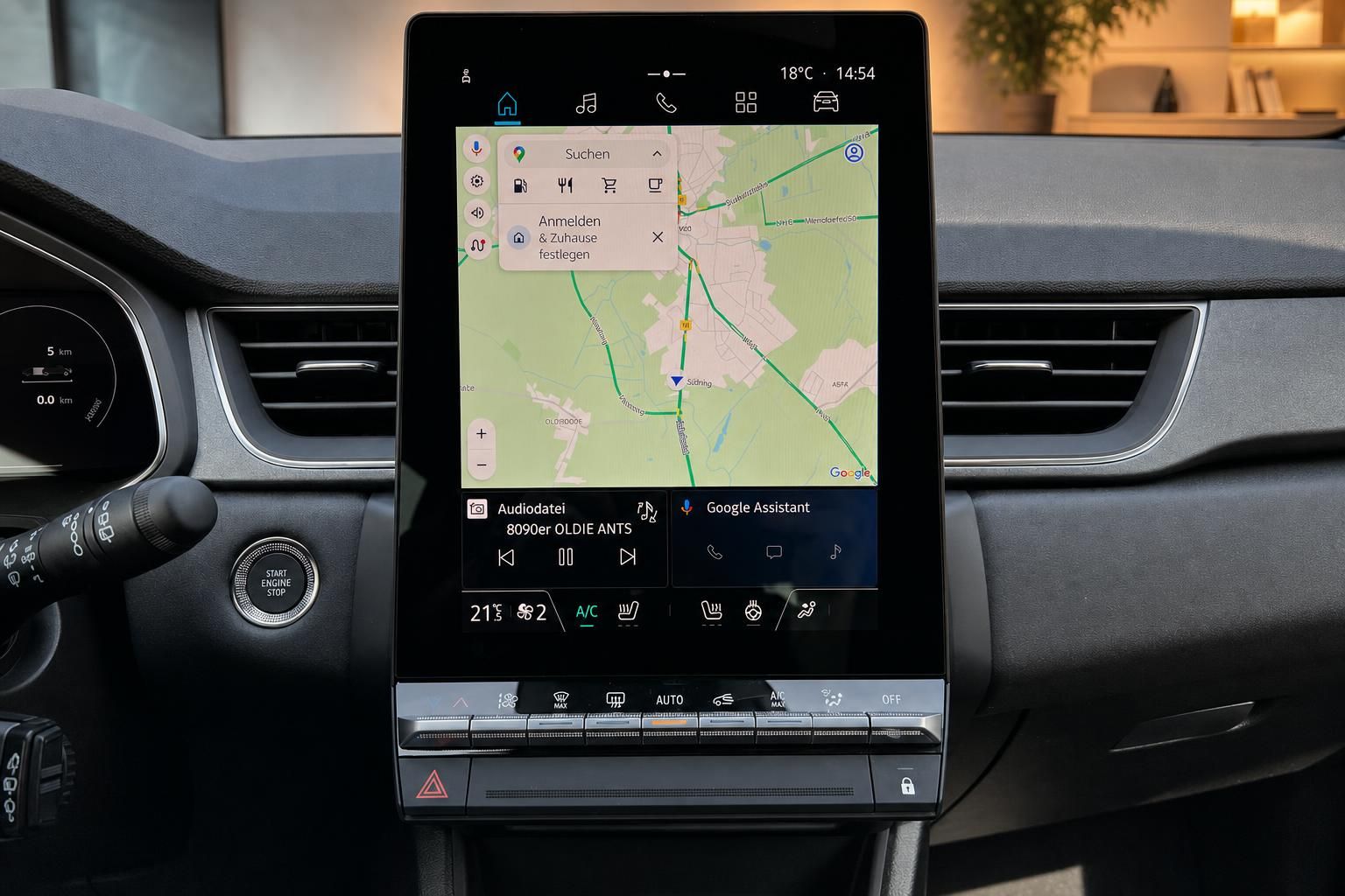Auto Infotainment-Display mit Navigationskarte und Klimaanlagensteuerung im Armaturenbrett