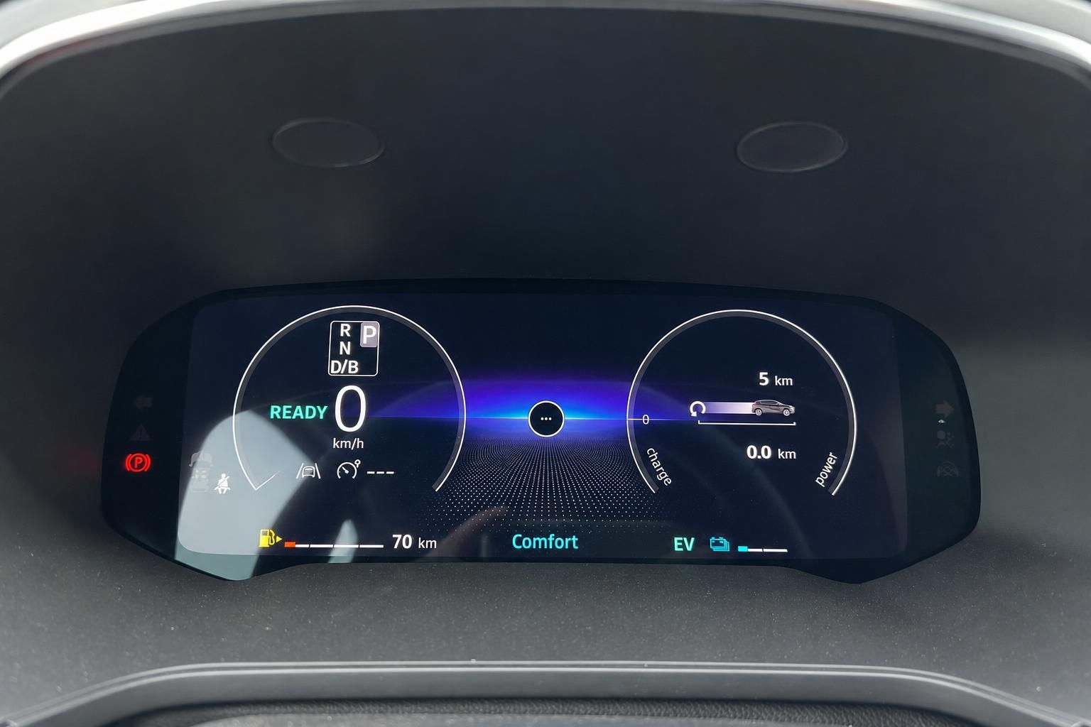 Digitales Armaturenbrett mit Tacho und Elektrofahrzeug-Anzeigen im Auto-Innenraum