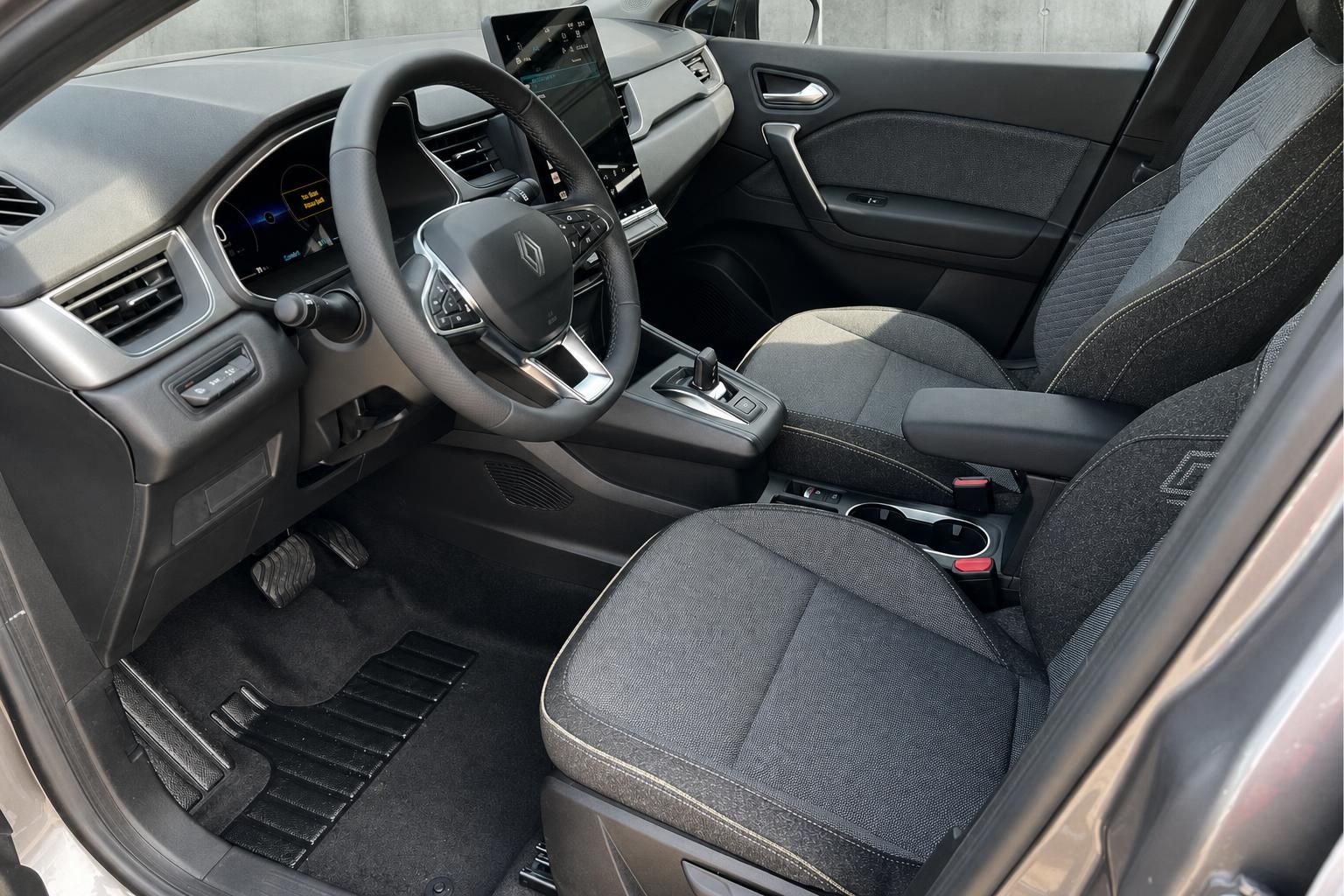 Renault Captur E-Tech Innenraum Fahrersitz mit Touchscreen und Komfortausstattung