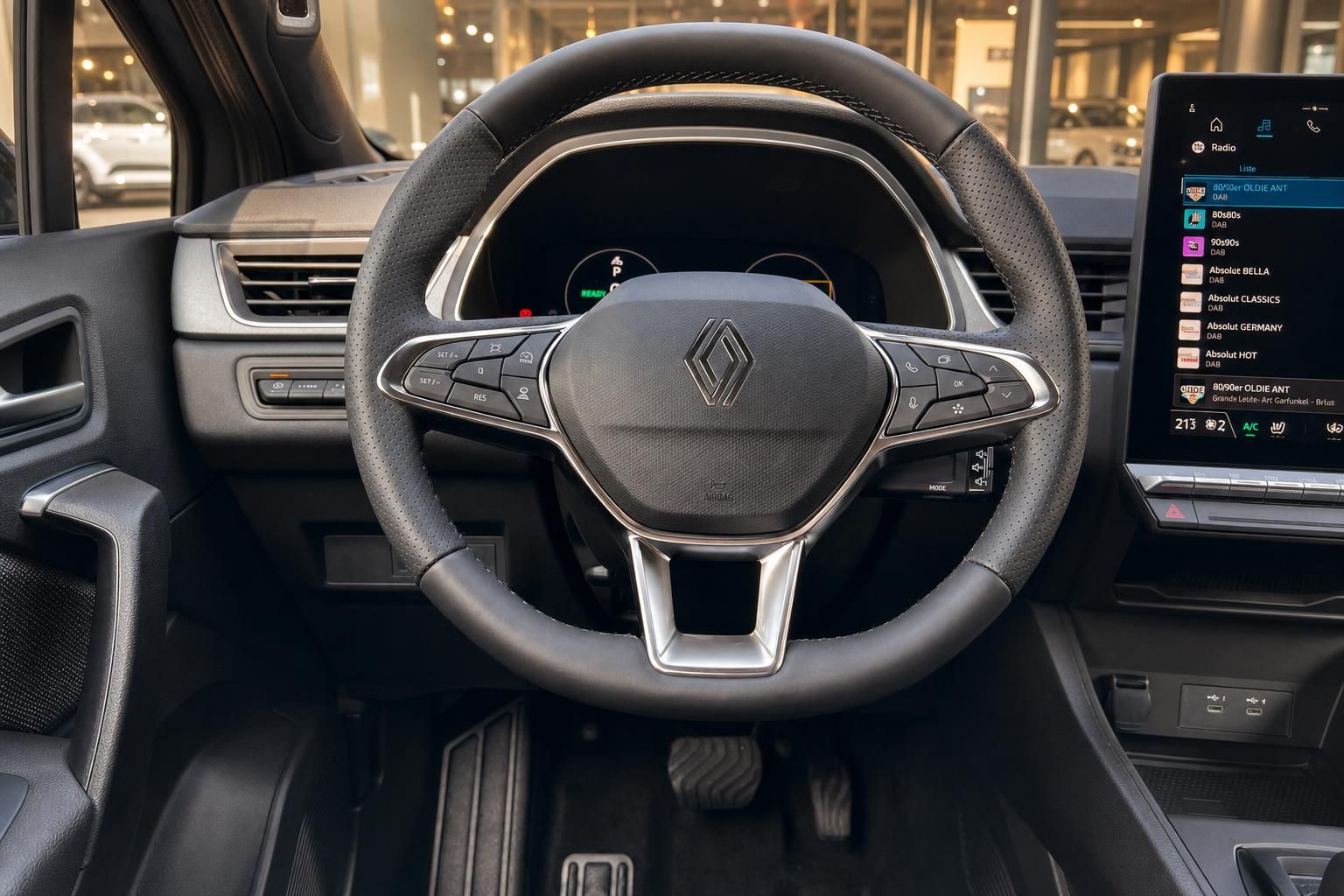 Renault Lenkrad mit Multifunktionstasten und digitalem Kombiinstrument im Cockpit