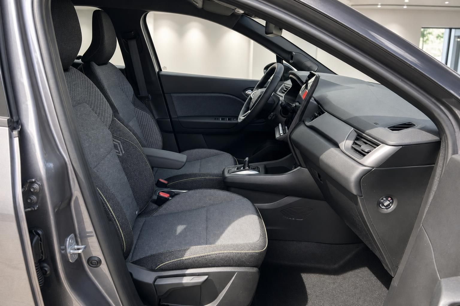 Auto Innenraum Vordersitze mit dunkler Polsterung und Armaturenbrett
