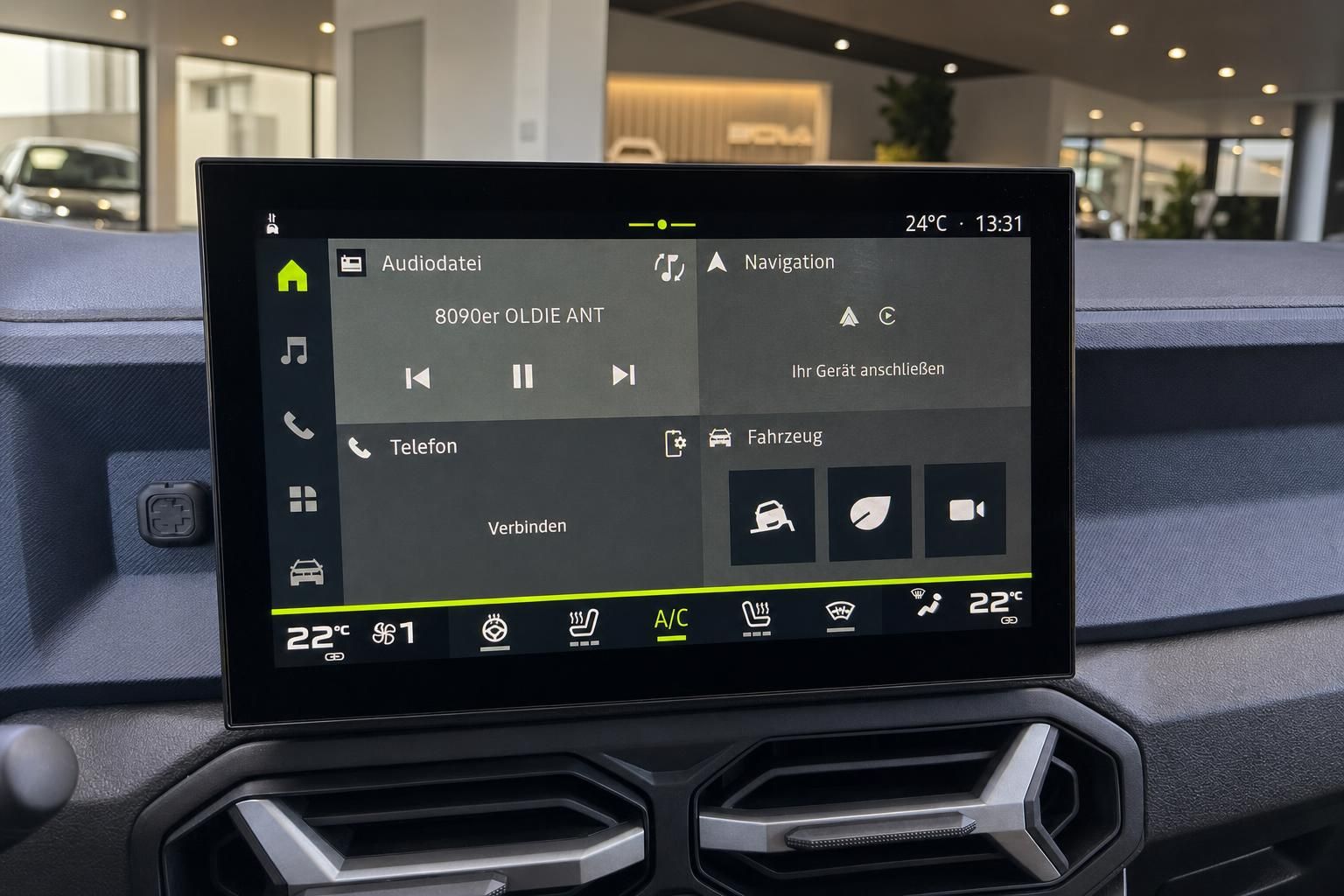 Infotainment-Display eines Dacia mit Navigation und Klimabedienung