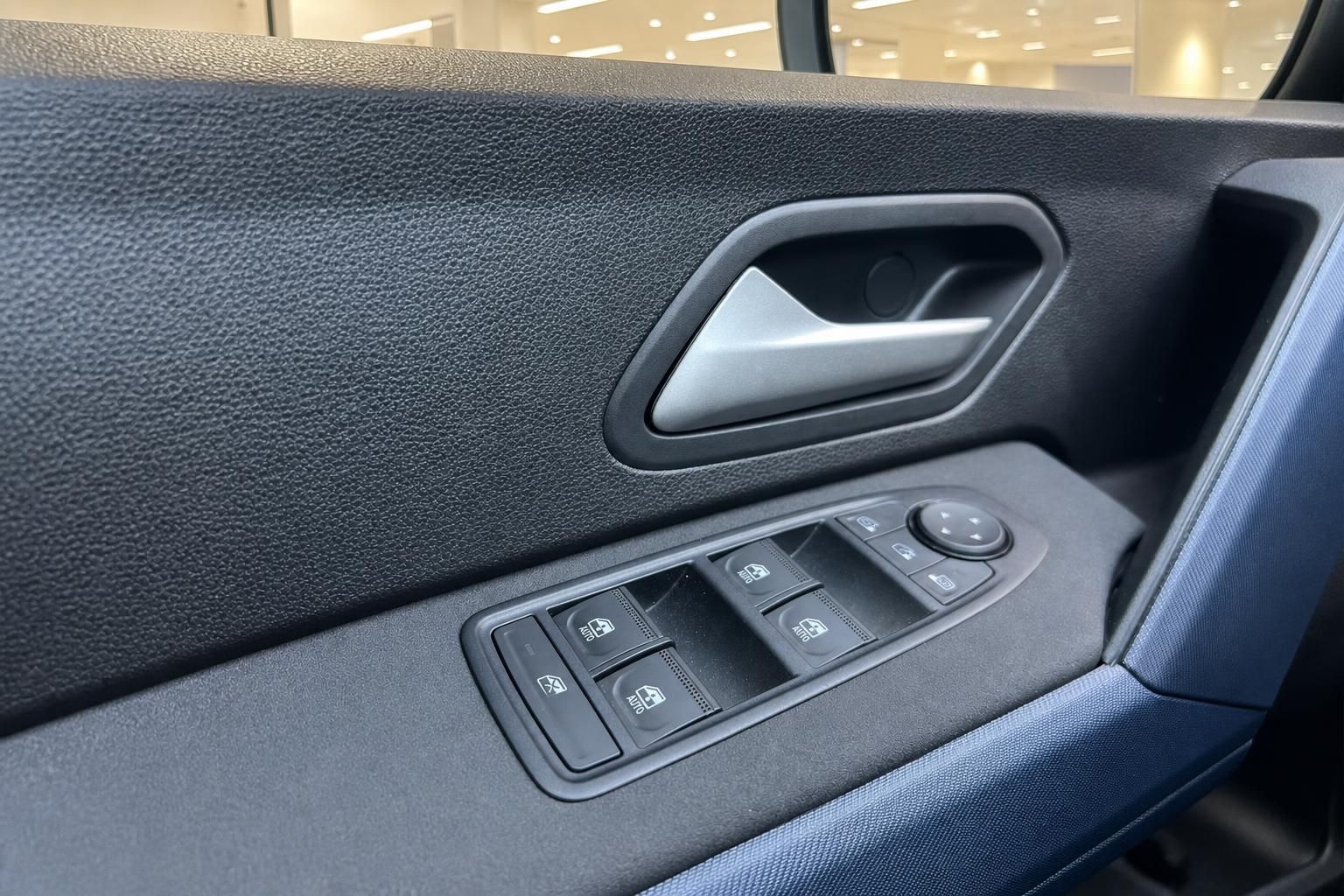 Türverkleidung Dacia mit Fensterhebern und Türgriff im Detail