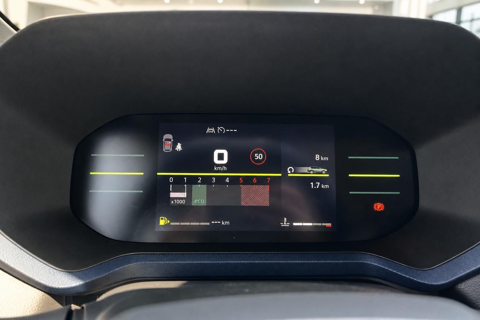 Digitales Kombiinstrument mit Tempolimit-Anzeige und Bordcomputer im Fahrzeug
