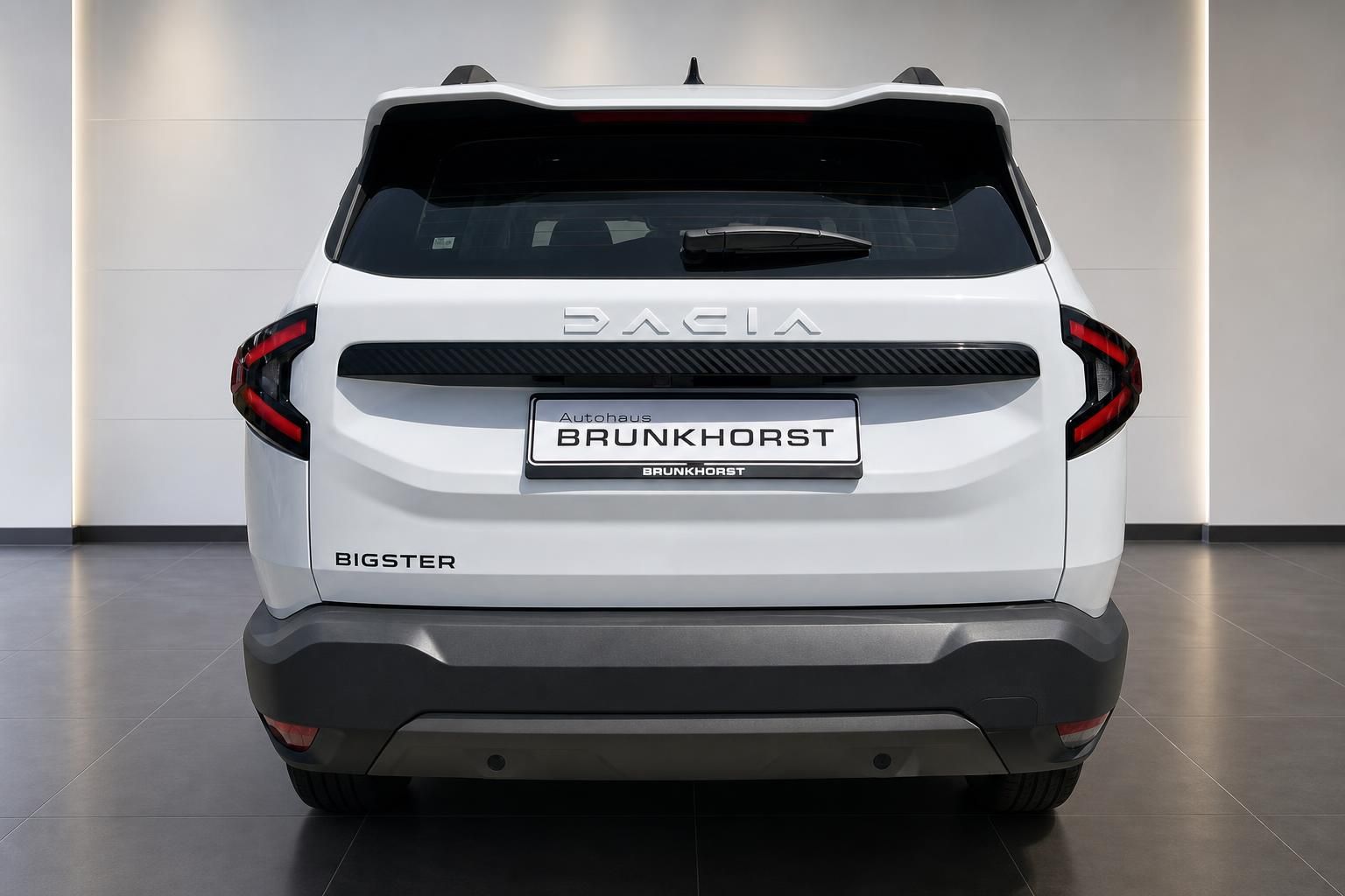 Dacia Bigster weiß, Heckansicht im Autohaus Brunkhorst Showroom