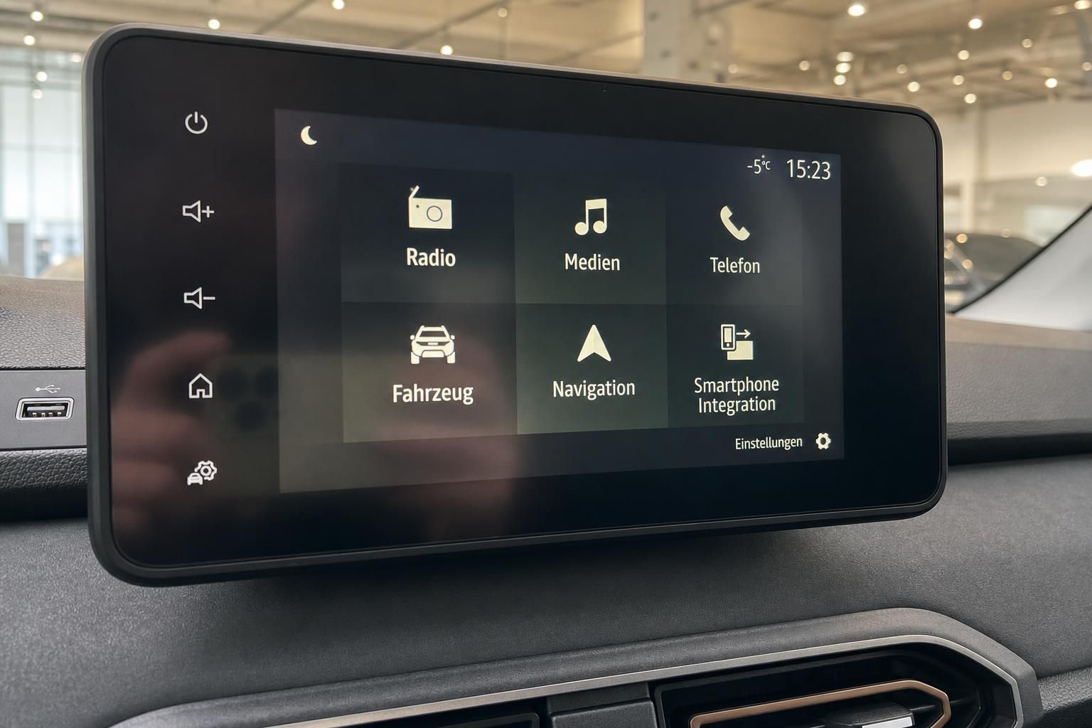 Touchscreen-Infotainmentsystem mit Menüanzeige im Fahrzeuginterieur