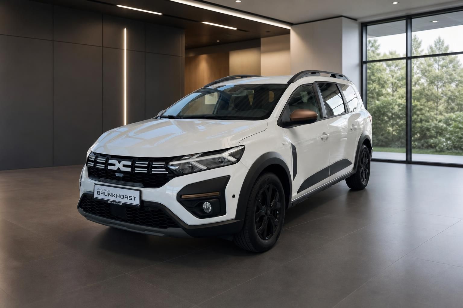 Weißer Dacia SUV Seitenansicht im modernen Autohaus Showroom mit großen Fenstern