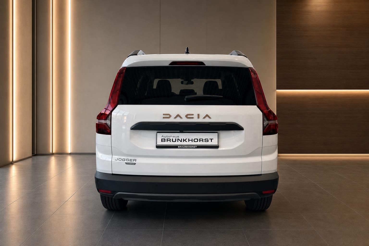 Dacia Jogger Hybrid Heckansicht weiß im Autohaus Brunkhorst Showroom mit LED-Rückleuchten