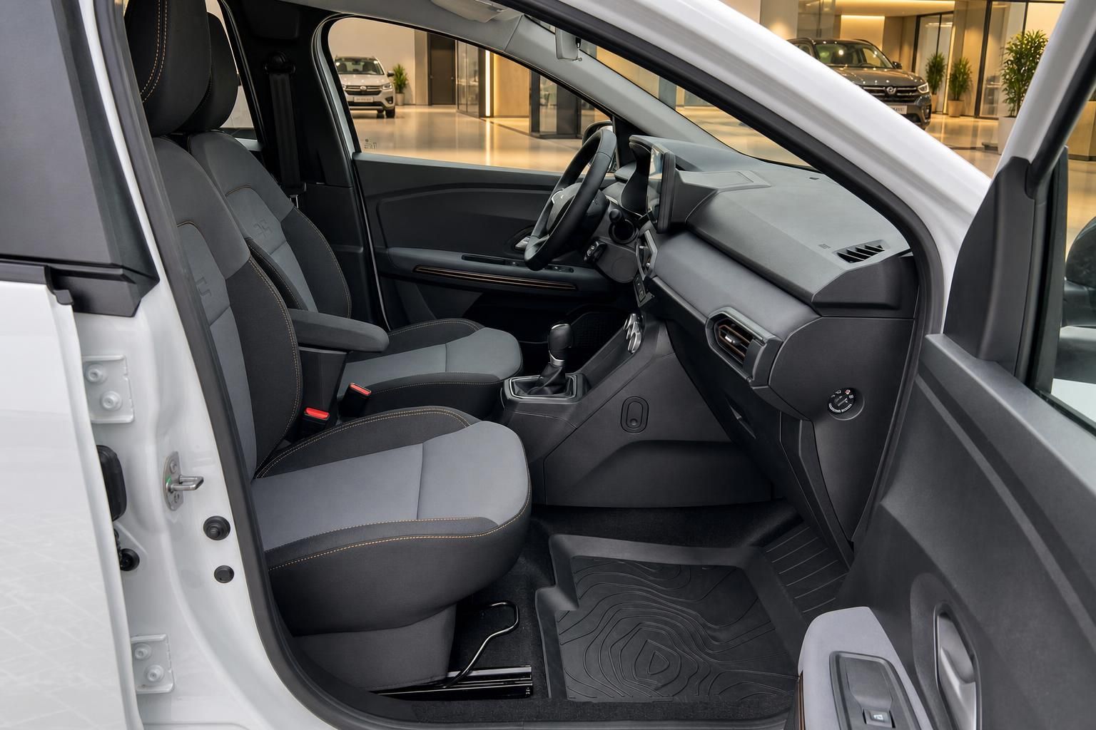 Fahrzeuginnenraum mit grauen Stoffsitzen und modernem Dashboard im Autohaus