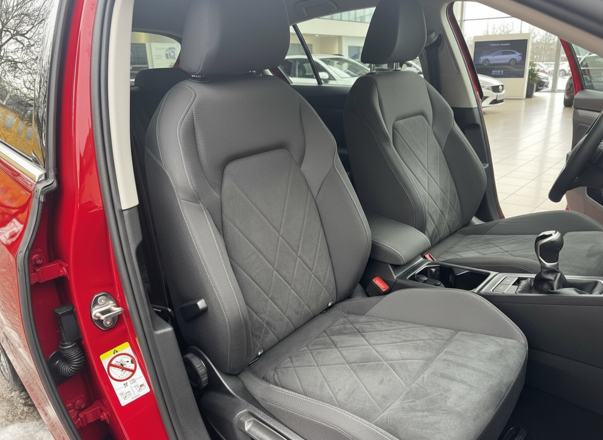 Roter SUV Innenraum mit grauen Sportsitzen und Schaltgetriebe im Autohaus