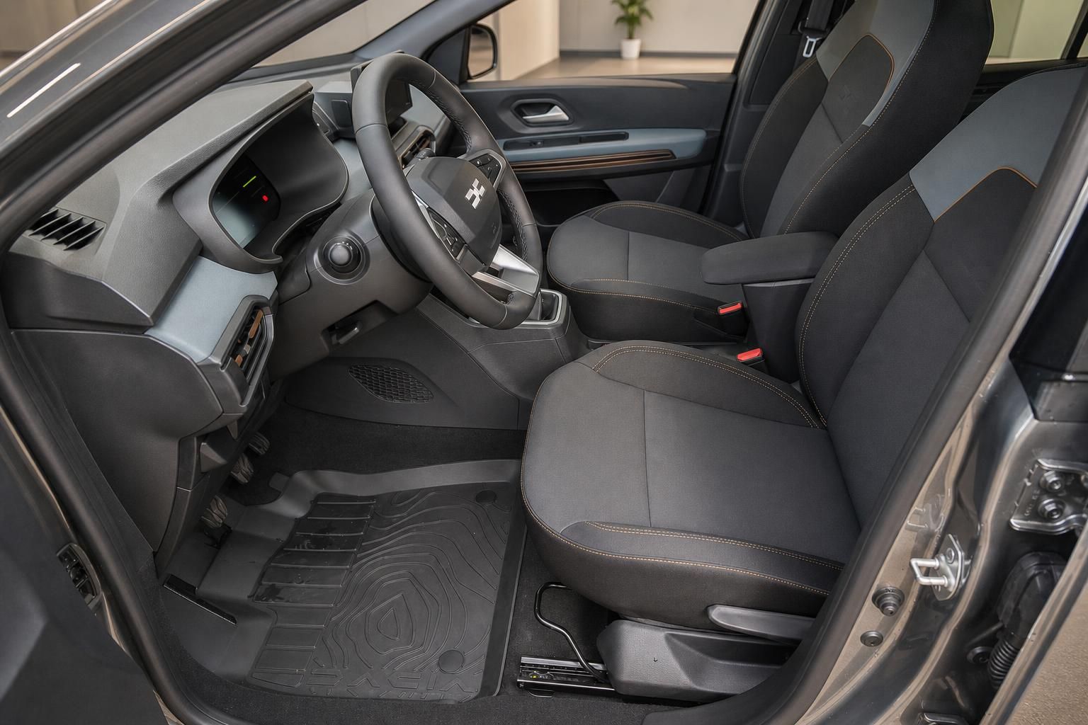 Dacia Sandero Innenraum mit Sportsitzen und Cockpit im Detail