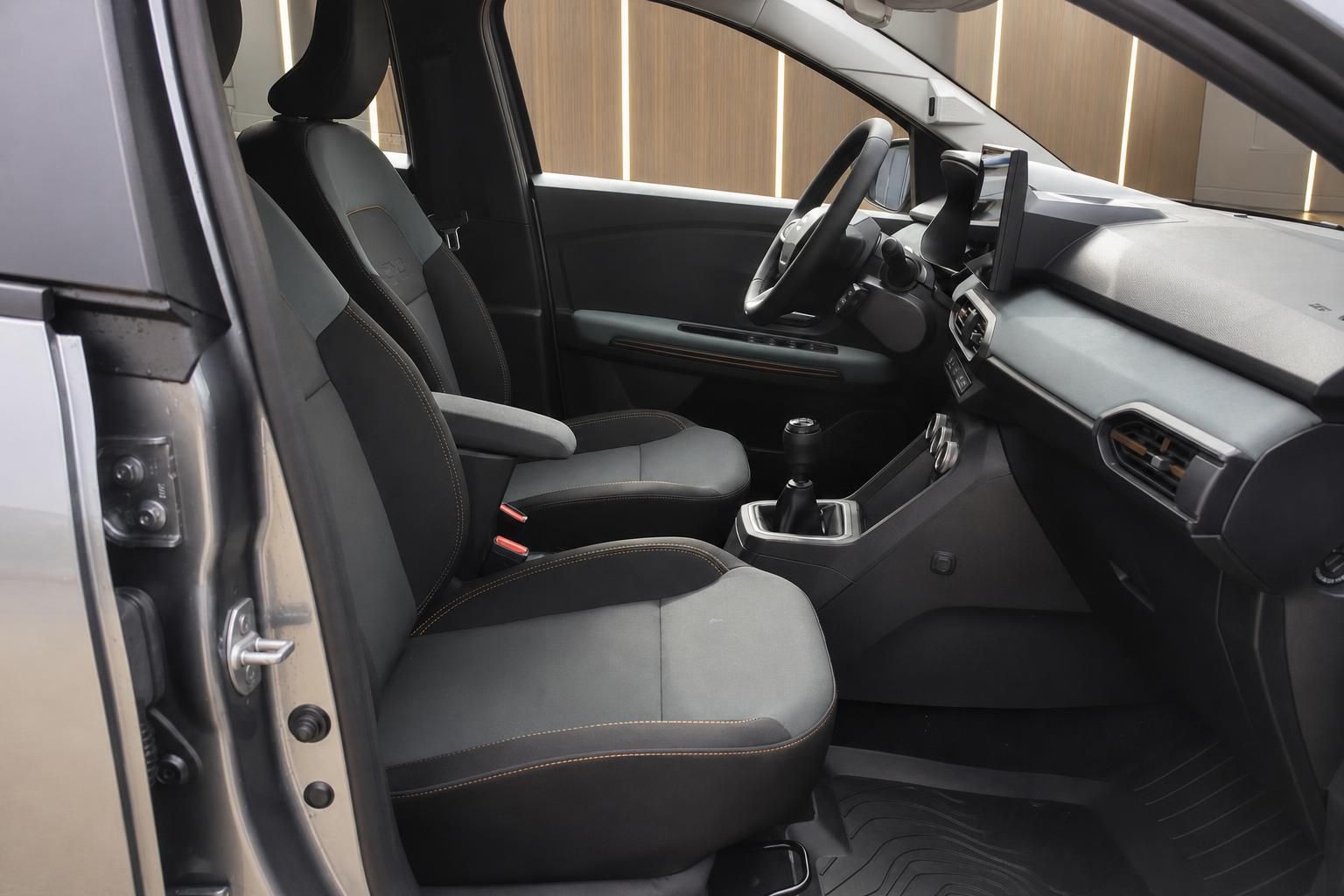 Vordersitze und Cockpit mit Schaltknauf im Fahrzeuginnenraum