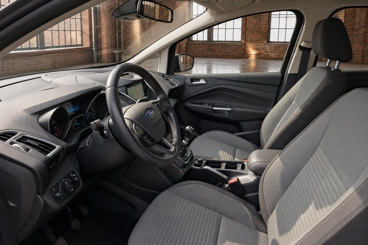 Ford Innenraum mit Vordersitzen, Lenkrad und Cockpit im Detail