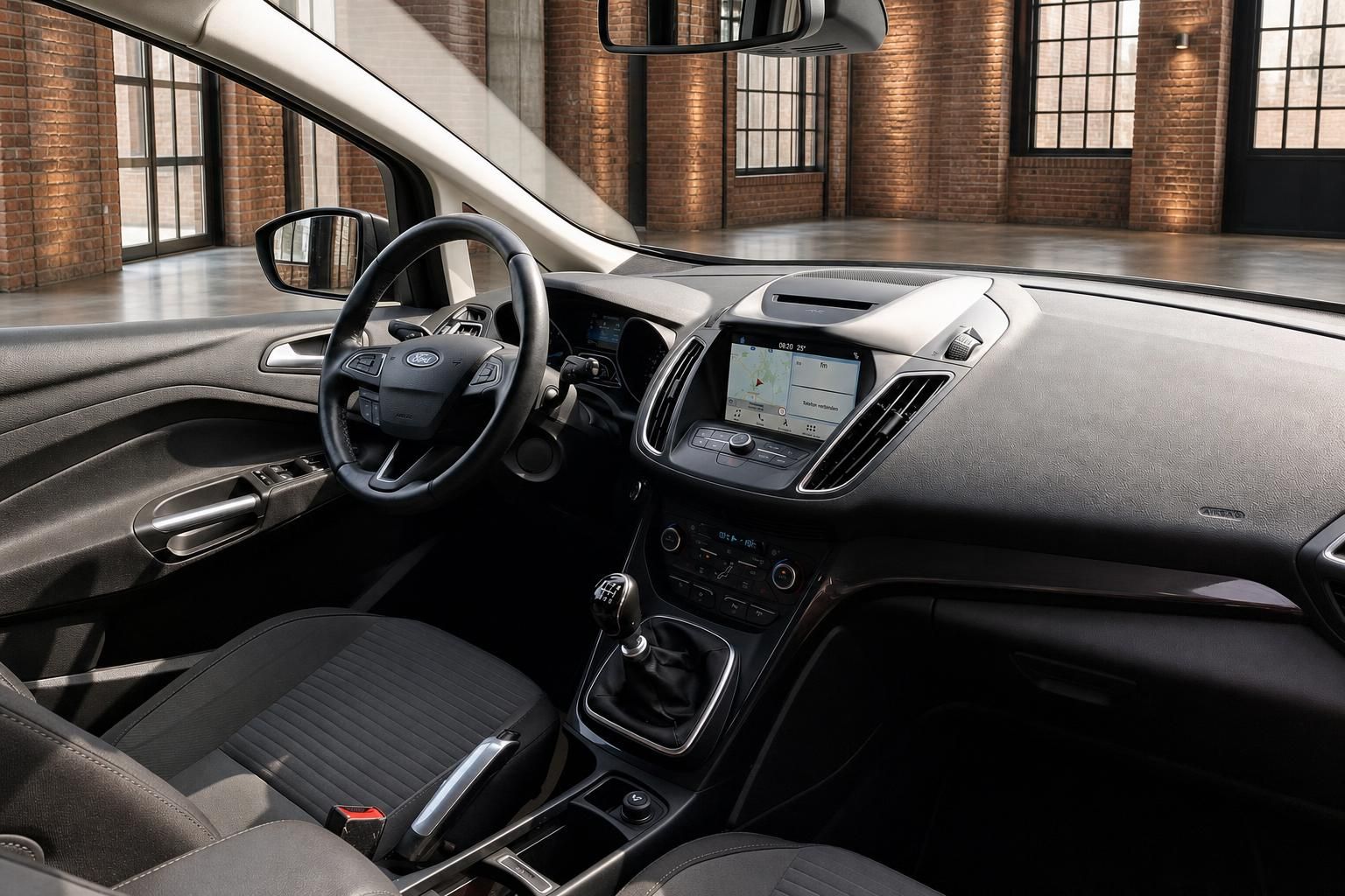 Ford Cockpit mit Navigationssystem und Schaltknauf im Fokus