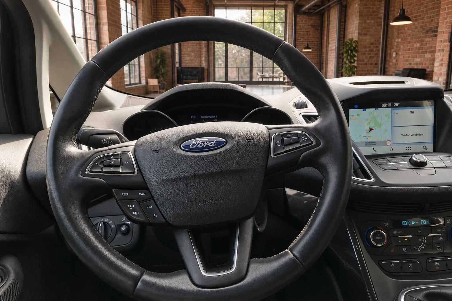 Ford Lenkrad Nahaufnahme mit Bedienelementen und Display