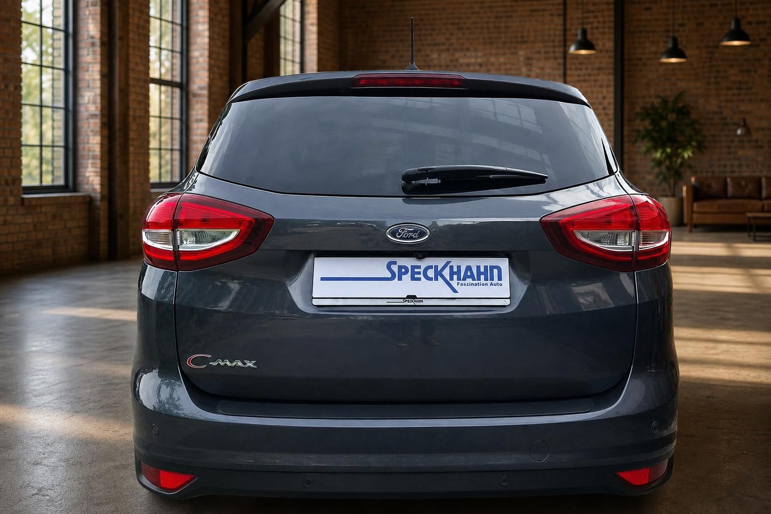 Ford C-MAX in Grau, Heckansicht in moderner Lagerhalle