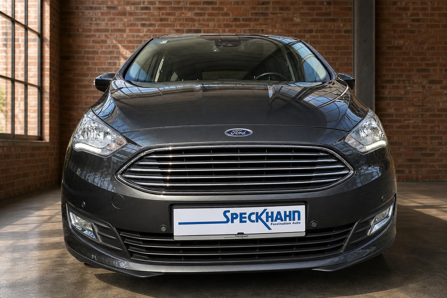 Ford C-MAX Frontansicht in Grau mit markantem Kühlergrill