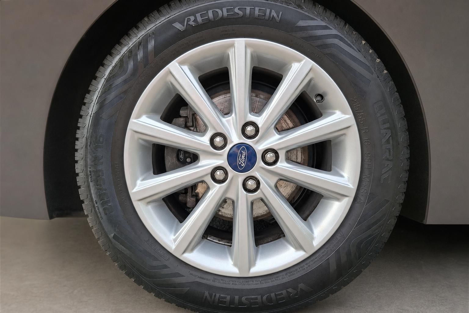 Ford Alufelge mit Vredestein Reifen im Detail