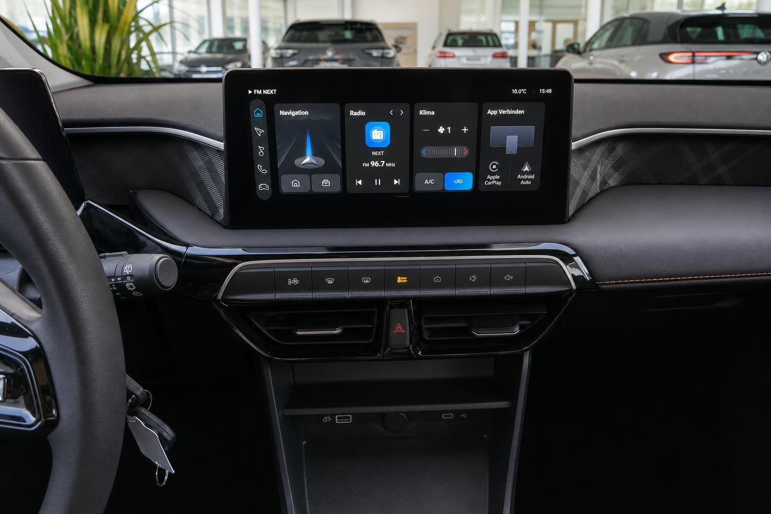 Modernes Fahrzeug-Cockpit mit Touchscreen-Display, Navigation und Klimaanlage im Autohaus