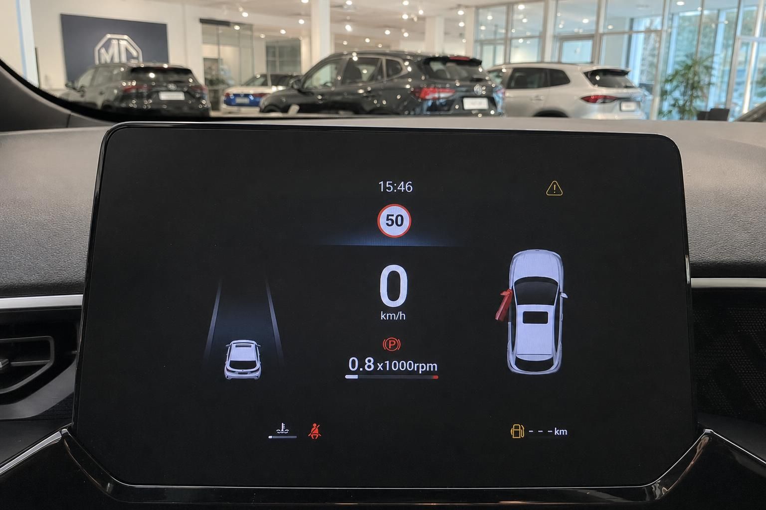 Digitales Armaturenbrett-Display mit Geschwindigkeitsanzeige und Fahrassistenzsystemen